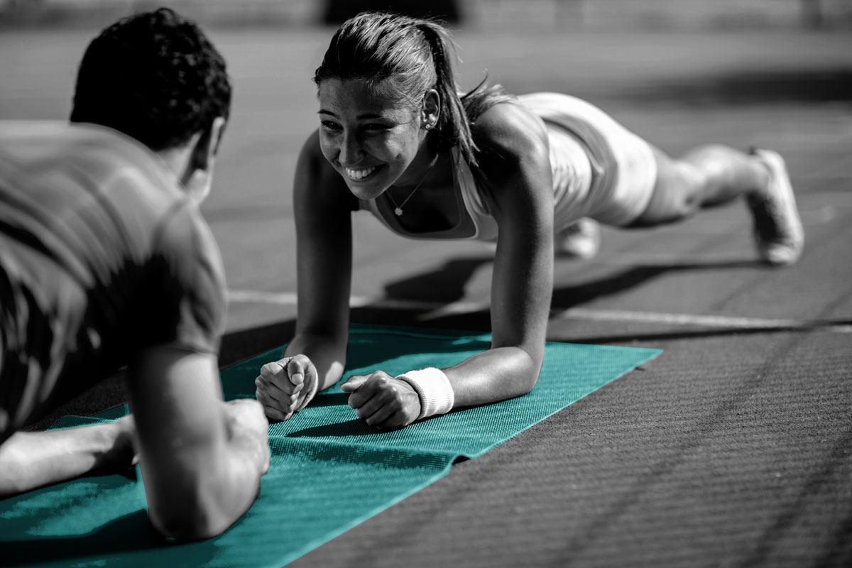 couple working out plank exercises